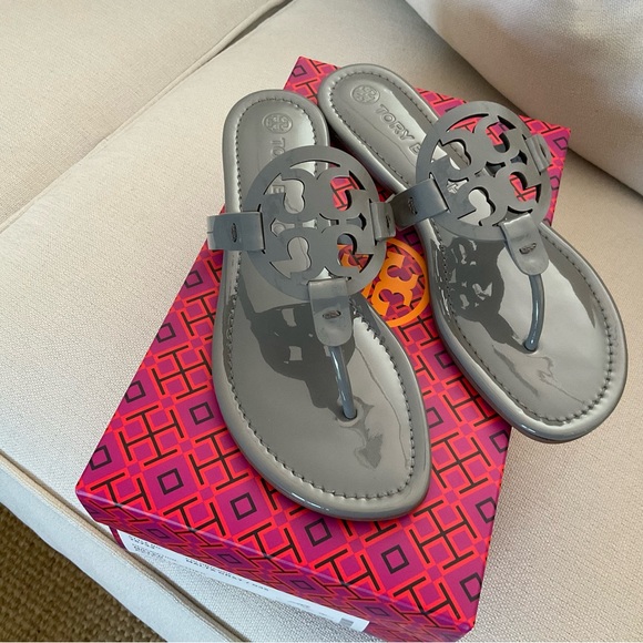 NWT TORY BURCH  MILLER PATENT SANDALS IN MALTA GREY SIZE 8 . - Picture 1 of 11